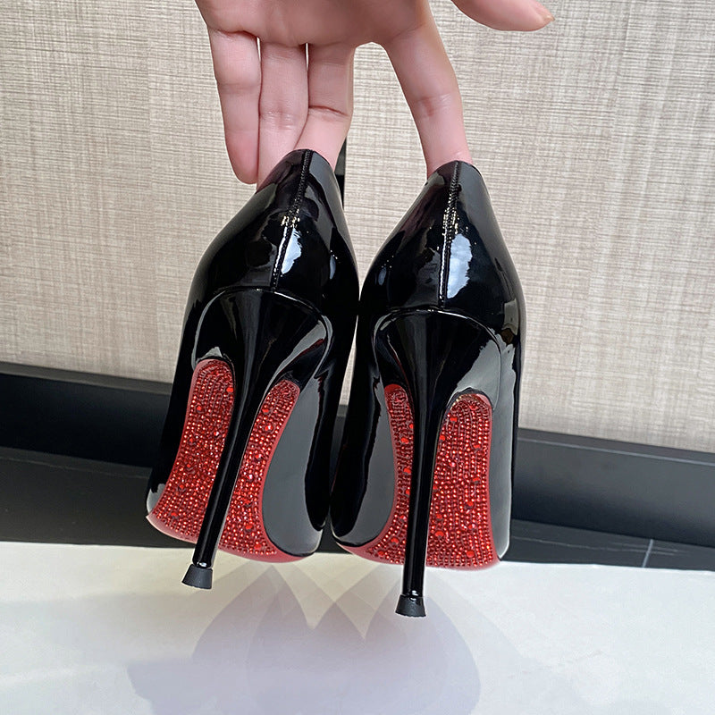 Escarpins à talon aiguille – Noir & Nude, finition brillante